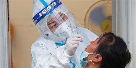 上海下调新冠病毒核酸检测项目价格 纳入医保诊疗目录_手机新浪网