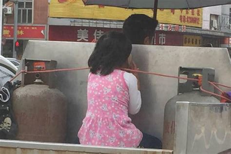 东莞一女孩被绑在煤气瓶中 坐车满街跑(图)__中国青年网