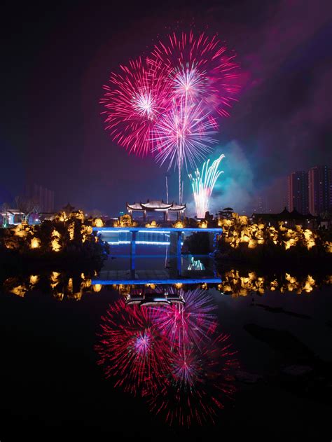 湖南醴陵举办小年夜烟花秀：各类烟花与古桥、江面映衬 绚丽多彩_腾讯视频