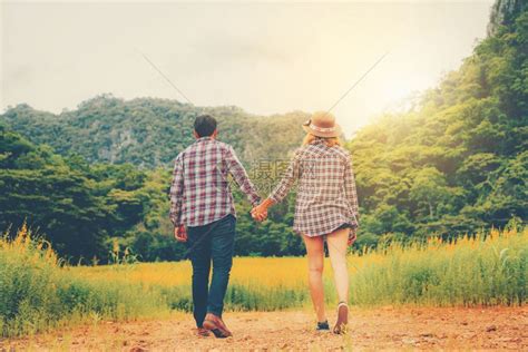 快乐的情侣在田野间约会高清图片下载-正版图片302585220-摄图网