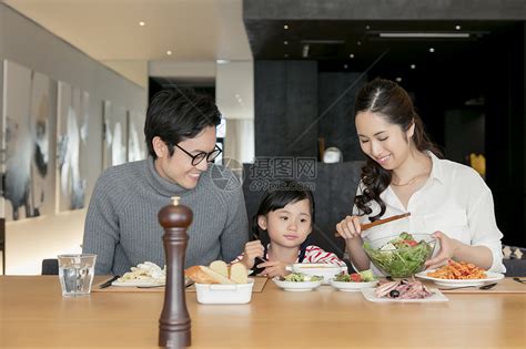 幸福的夫妻带孩子在家里吃饭高清图片下载-正版图片502053153-摄图网