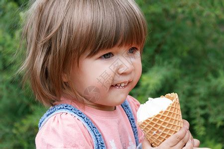 小孩吃冰激凌图片_小孩吃冰激凌素材_小孩吃冰激凌高清图片_摄图网图片下载