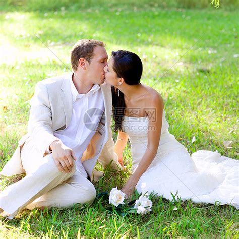 情侣在爱情中快乐的情夫妻 在公园里接吻仪式夫妻幸福蜜月新娘庆典女孩已婚花朵女士高清图片下载-正版图片321138418-摄图网