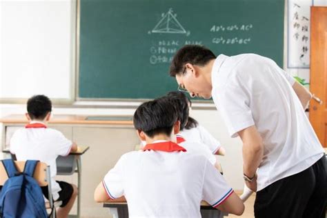 报告显示中小学生补习班年均费用12000元，最高达30万|界面新闻 · 中国