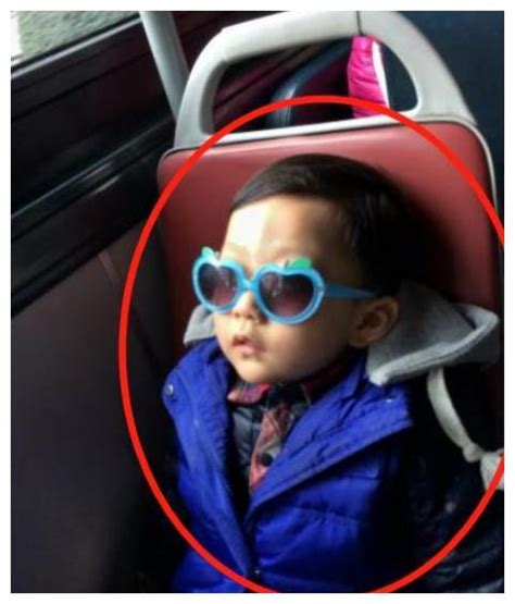 公车上6岁男孩逼孕妈让座，被人斥责后，反怼的话让司机愤怒停车