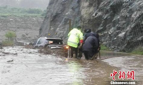 泥石流致川藏公路318国道西藏仁布段交通中断_凤凰资讯
