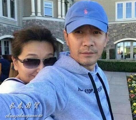 54岁江珊的现任老公首曝光，二人亲密合影幸福甜蜜_凤凰网