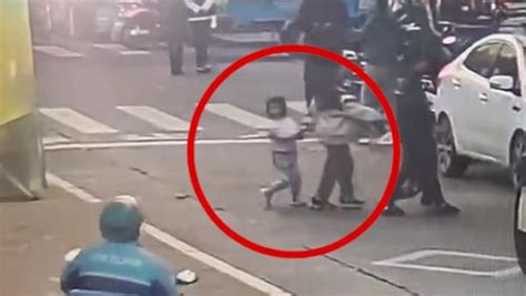 3岁女童马路往返跑10次被撞：家长在做什么？-千龙网·中国首都网
