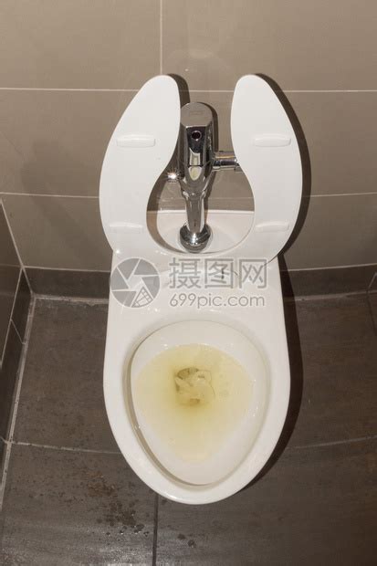 在公共厕所小便很脏高清图片下载-正版图片503643804-摄图网