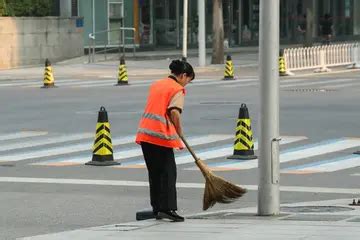 4K环卫工人清洁工清洁道路清扫垃圾劳动人民mov格式视频下载_正版视频编号175211-摄图网