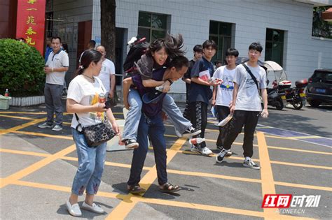 他们的新高考“结束”，女生跳到爸爸背上大喊“我毕业了”！_衡东县_湖南频道_红网