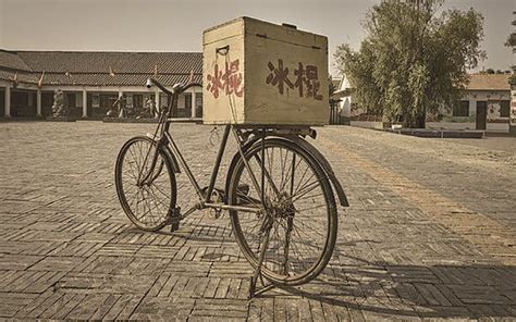 商丘：小伙骑老式自行车卖冰棍引路人驻足观看_河南频道_凤凰网