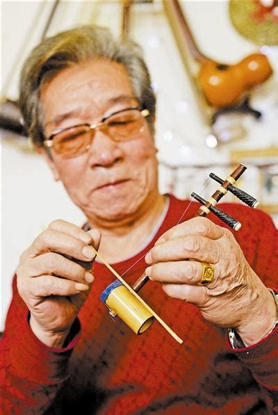70岁老人爱做微型民乐器 20厘米二胡奏出美妙声音 - 神州乐器网新闻