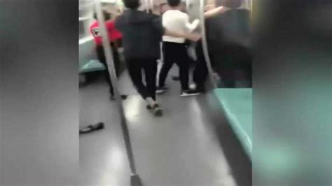 两男子地铁站打架，多名安保加喇叭劝解：打赢坐牢 打输住院-直播吧