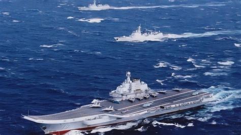 054A护卫舰在南海监视美舰 记者拍下两舰同框(图)|美国海军|航母|濒海战斗舰_新浪军事_新浪网