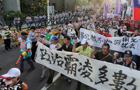 开会时打架溅血还集体捏“惨叫鸡”，台湾议场这一幕太暴力