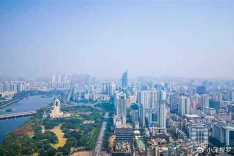 柳州蟠龙塔和繁华的市区高清图片下载_红动中国