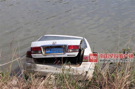 安徽蒙城一白色轿车驶入塌陷区水域 驾驶员溺亡_安徽频道_凤凰网