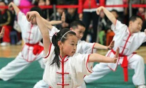 14岁的功夫女孩，把传统武术运动发扬光大，受到很多人的喜欢|武术|功夫|女孩_新浪新闻