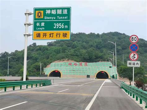 四川沿江高速首座超6000米特长隧道双幅贯通
