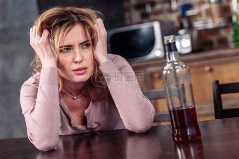 醉酒女人坐在桌边的肖像家高清图片下载-正版图片502841548-摄图网