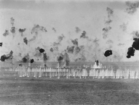 二战时期日本“神风”特攻队自杀机撞击军舰 - 派谷照片修复翻新上色