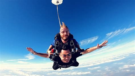 极限跳伞运动的爱好者图片-云层上的跳伞者素材-高清图片-摄影照片-寻图免费打包下载