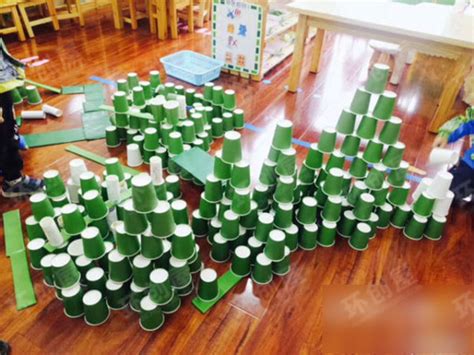 幼儿园废物利用纸杯建构图片6张_环创屋
