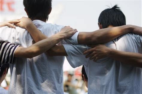 图文：几名男同学搭起肩膀合影_新闻中心_新浪网
