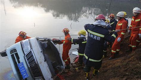 湖北致18人遇难重大交通事故：超载车辆在大雾中冲进水塘|界面新闻 · 中国