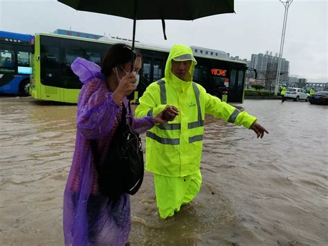 广东珠海遭今年最大暴雨袭击！行人不惧风雨淡定骑车--图片频道--人民网