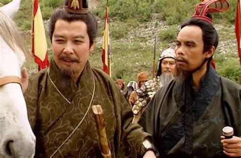 《三国演义》中，庞统临死前，为何要对刘备说：主公被孔明所惑？|庞统|刘备|诸葛亮_新浪新闻