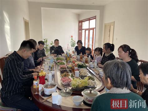内蒙古一男子花费万元定制12人旋转小火锅，网友：是我的梦中情桌了！