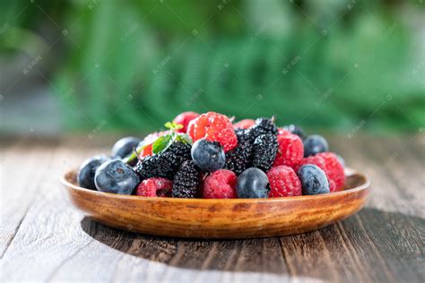 黑莓堆孤立的白色桑葚黑莓高清摄影大图-千库网