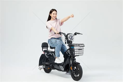 青年女性低碳出行骑电动车高清图片下载-正版图片501637967-摄图网