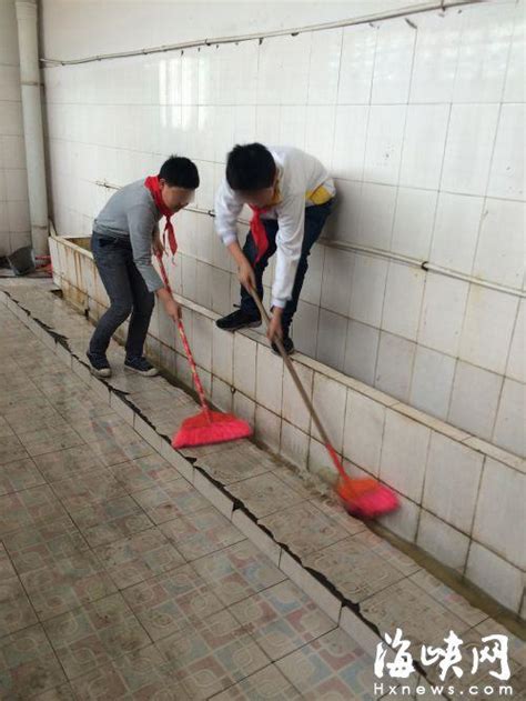 小学让学生扫厕所 学生:扫一次吐一次(图)_新闻中心_中国网