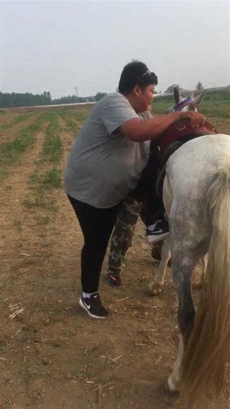 300斤的胖子骑马，替这瘦马感到担心_腾讯视频