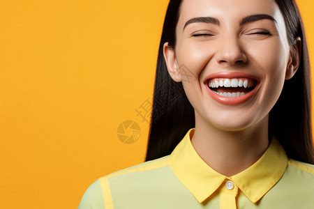 甜美女生露牙微笑头像