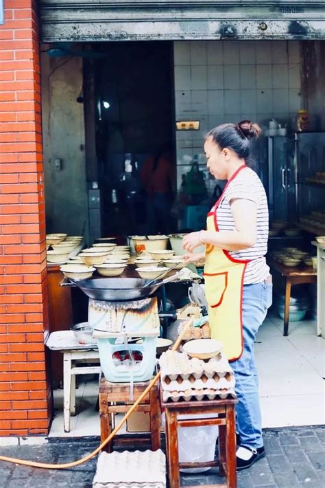 男人和女人在餐馆吃饭时品酒.两个人在餐馆吃饭高清摄影大图-千库网