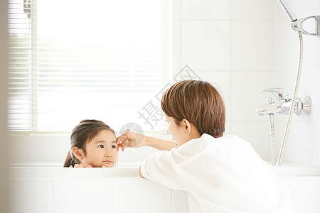 小女孩洗澡图片_小女孩洗澡素材_小女孩洗澡高清图片_摄图网图片下载