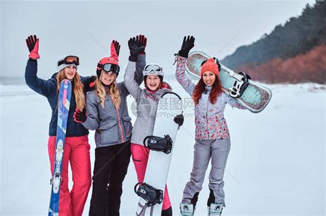 冬季运动服装滑雪板和滑雪板在雪沙滩上高清图片下载-正版图片505817180-摄图网