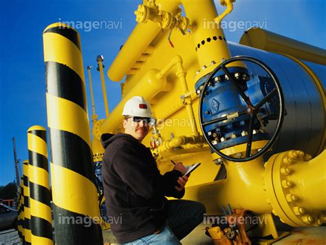【30代 作業員 天然ガス ヘルメット 調査 書く 黄色 昼】の画像素材(30028296) | 写真素材ならイメージナビ