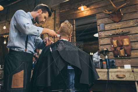 师傅在理发店剪男人的头发和胡须理发师为高清图片下载-正版图片502988311-摄图网