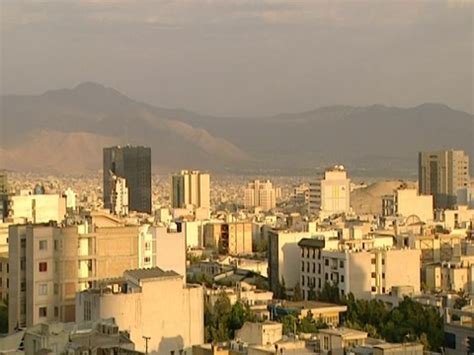 空中俯瞰德黑兰的屋顶，阿尔伯兹山脉/伊朗德黑兰视频素材_ID:VCG42mr_00082602-VCG.COM