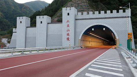 国内在建高速公路最长螺旋隧道贯通