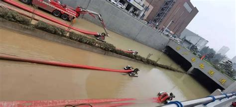 郑州京广快速路隧道入口积水已抽干 数十辆轿车堆叠在一起_凤凰网视频_凤凰网
