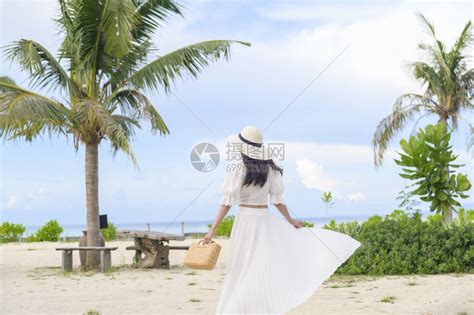 一个穿着白裙子的快乐美丽女人在海滩夏天和节假日享受放松高清图片下载-正版图片307227281-摄图网
