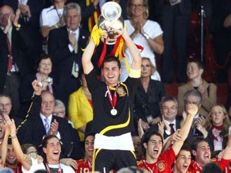 首冠!葡萄牙捧杯 欧洲杯历史第十支冠军队诞生_体育_腾讯网