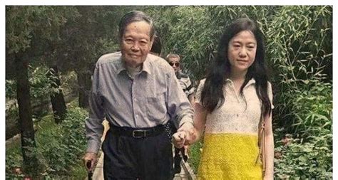 杨振宁一家四口的混乱关系图 翁帆68岁的父亲翁云光和杨振