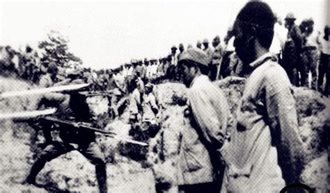 老照片再现侵华日军当年的暴行：扫射无辜百姓，强迫女子跪在地上